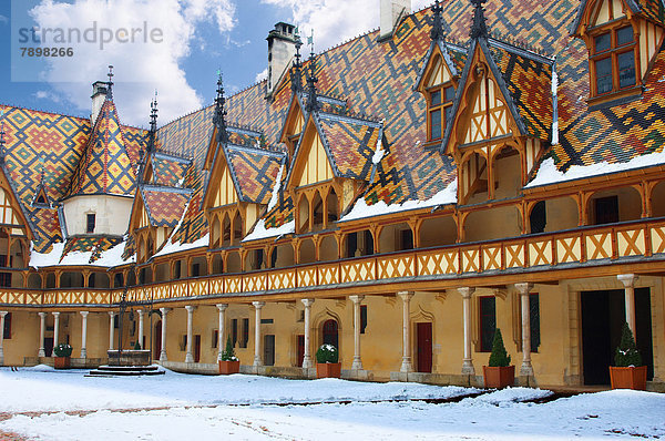 Hôtel-Dieu de Beaune im Schnee  ein ehemaliges Krankenhaus  Beaune  Frankreich  Europa
