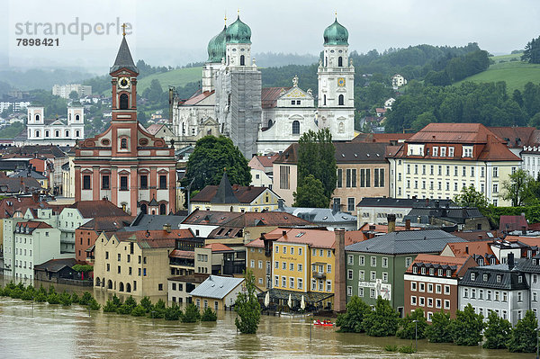 Altstadt mit Pfarrkirche St. Paul und St. Stephansdom bei Hochwasser am 3. Juni 2013