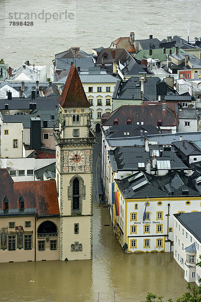 Altstadt mit Rathaus und Hotel Wilder Mann bei Hochwasser am 3. Juni 2013