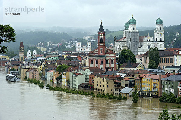 nebeneinander neben Seite an Seite Stadt Geschichte Fluss Donau Flut Juni Passau