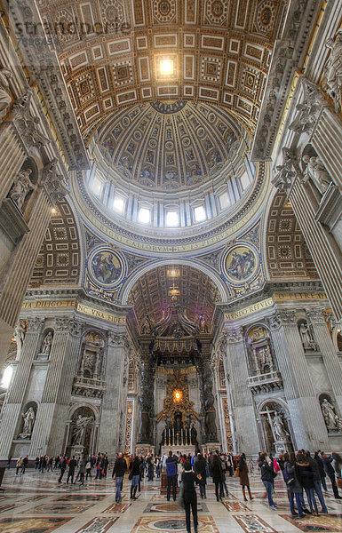 Kuppelbereich und Papstaltar im Petersdom