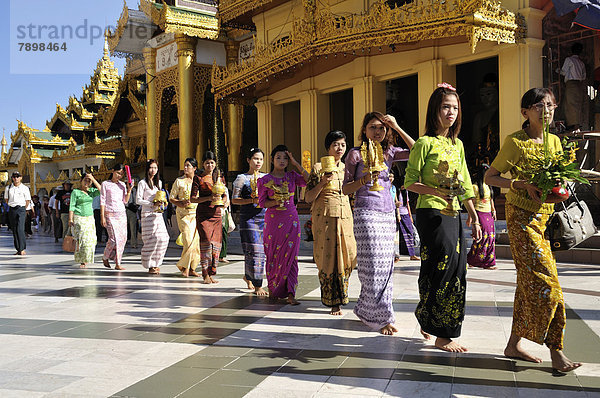 Frauen bei einer buddhistischen Zeremonie in der Shwedagon-Pagode
