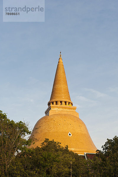Phra Pathom Chedi  Stupa im Abendlicht  127 m hoch  höchster buddhistischer Chedi weltweit