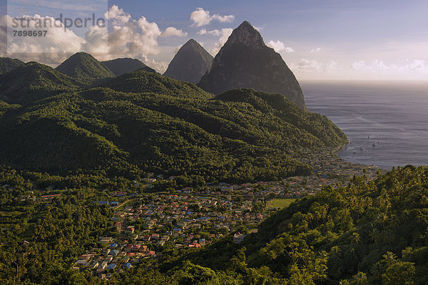 Gros Piton und Petit Piton  Vulkankerne  vorne der Ort Soufrière