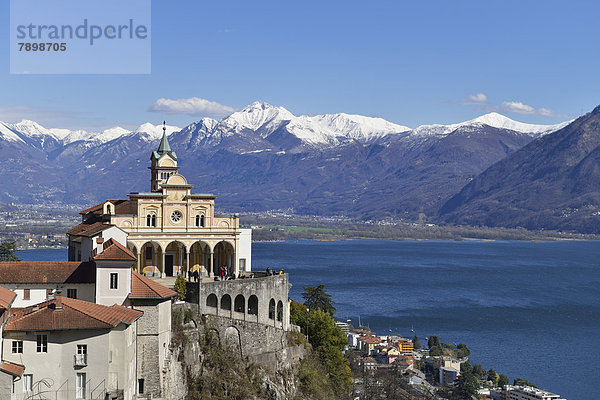 Wallfahrtskirche Madonna del Sasso  hinten der Lago Maggiore und schneebedeckte Berge