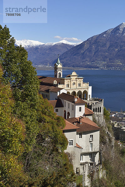 Wallfahrtskirche Madonna del Sasso  hinten der Lago Maggiore