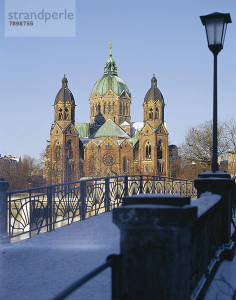 Kirche St. Lukas  auch Lukaskirche  undFußbrücke über die Isar
