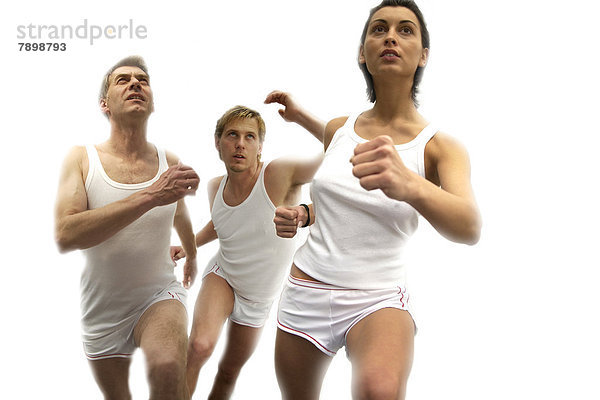 Zwei Läufer und eine Läuferin in weißen Outfits
