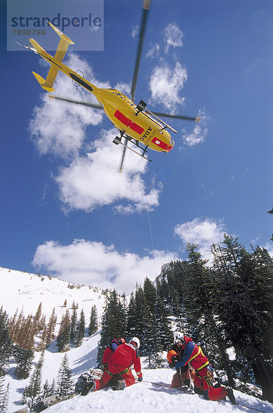 ADAC-Hubschrauber bei einer Bergrettung