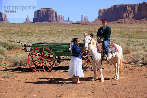 Navajo-Indianer  Mann und Frau mit Pferd vor Kutsche