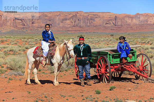 Navajo-Indianer  Familie mit Pferd und Kutsche