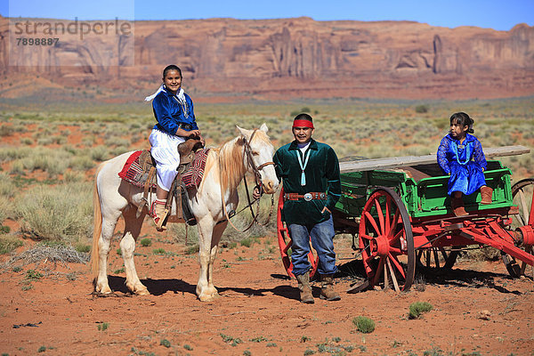 Navajo-Indianer  Familie mit Pferd und Kutsche