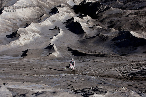 Mann bringt Opfergabe auf dem Vulkan Bromo