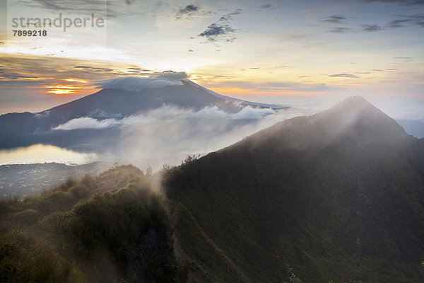 Vulkan Batur und Batursee bei Sonnenaufgang