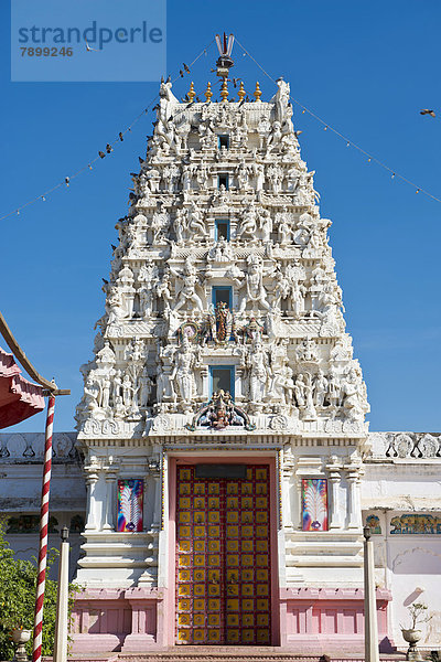 Darstellungen von Göttern und Figuren aus weißem Marmor an einem Shikhara-Turm eines hinduistischen Tempels  Vishnu-Tempel