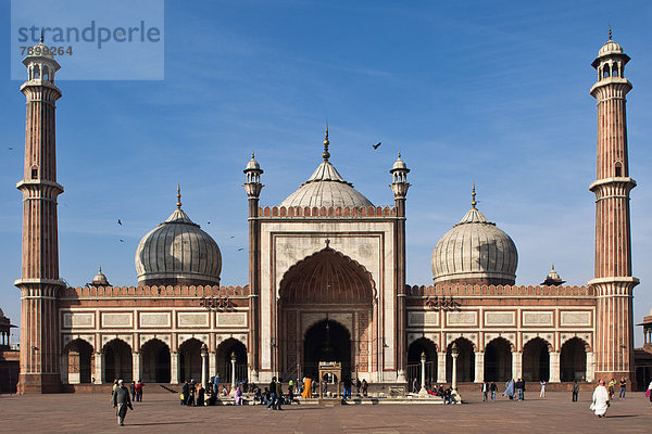 Islamische Jama Masjid Moschee  Masjid-i Jah?n-Num?  mit Kuppeln und Minaretten  größte Moschee Indiens