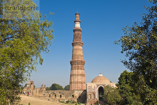 Siegessäule und Minarett Qutb Minar oder Qutub Minar des islamischen Herrschers Qutb-ud-Din-Aibak als Zeichen seines Sieges über den letzten Hindufürsten  Unesco-Weltkulturerbe