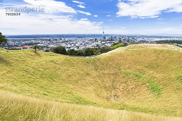 Vulkankrater des Mount Eden mit Aussicht auf Auckland