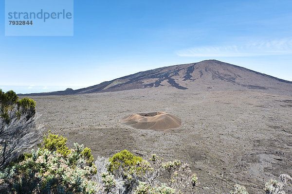 Vegetation und kleiner Asche-Krater Formica Léo vor dem Piton de la Fournaise  vom Pas de Bellecombe aus gesehen