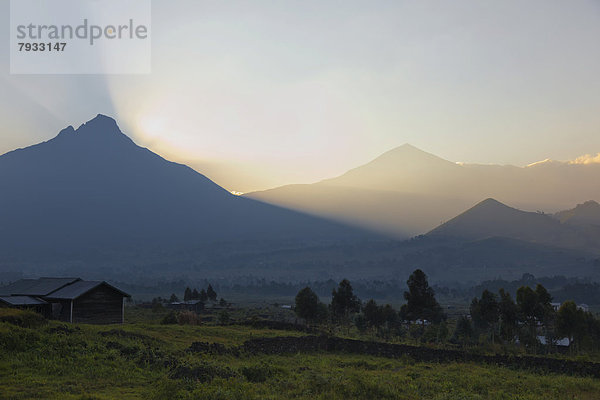 Die Virunga-Vulkane Mikeno und Karisimbi bei Sonnenaufgang