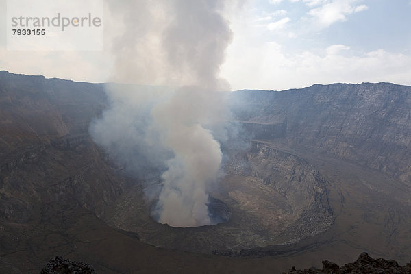 Rauchender Krater des Vulkans Nyiragongo