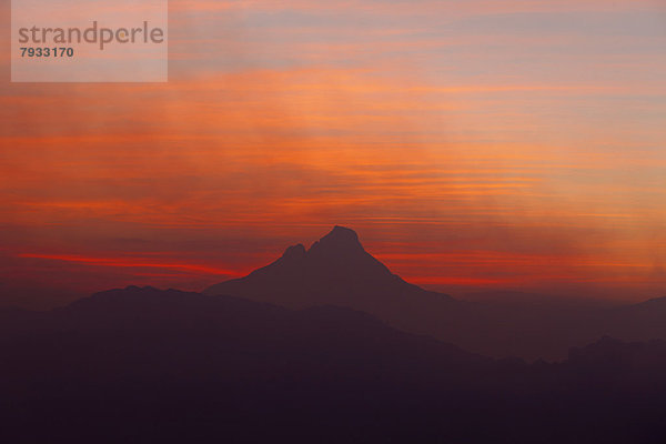 Mikeno-Vulkan kurz vor Sonnenaufgang