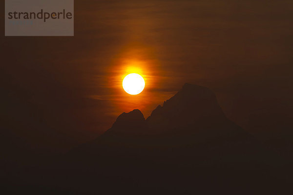 Sonnenaufgang über dem Mikeno-Vulkan