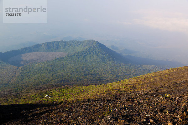 Krater des Shaheru vom Kraterrand des Nyiragongo-Vulkans aus gesehen
