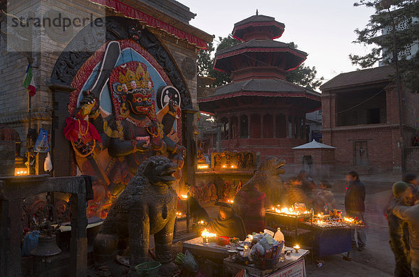Kaal Bhairav ??die Gottheit der Newar  am Durbar Square bei Nacht