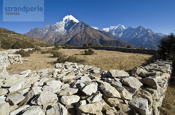 Kangtega  von oberhalb von Namche Bazar  3440 m  Basislager zum Trekking und Bergsteigen in der Solo Khumbu Region