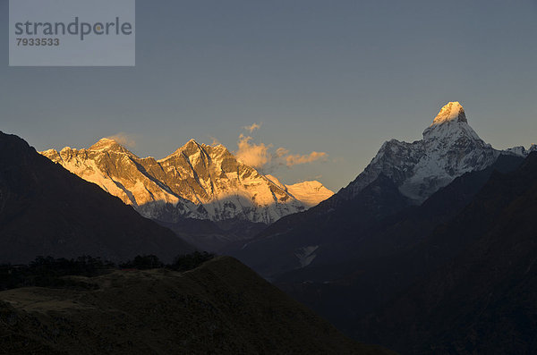 Mount Everest  Lhotse und der Ama Dablam  die höchsten Berge der Welt im letzten Tageslicht  Solo Khumbu Region