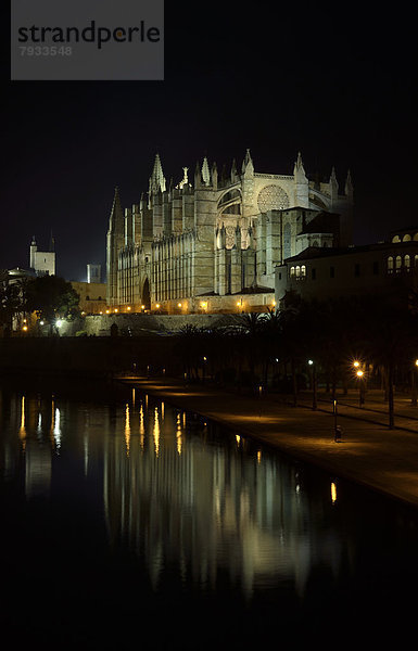 'Beleuchtete gotische Kathedrale von Palma oder ''La Seu'' bei Nacht'