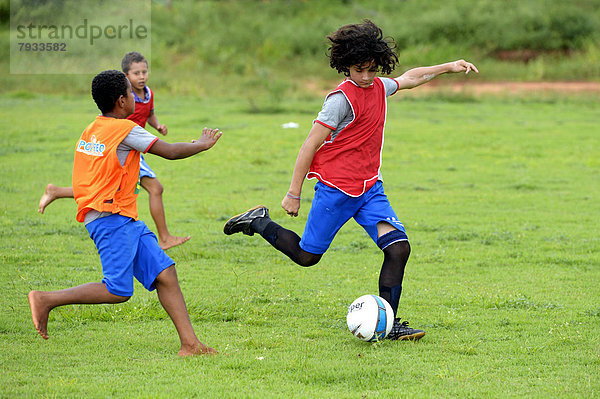 Jugendliche spielen Fußball  Sozialprojekt in einer Favela