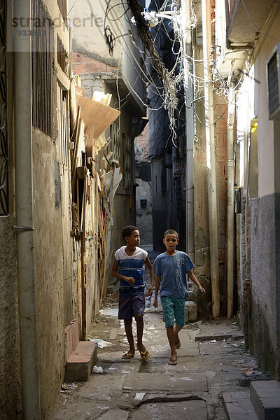 Zwei Jungen in einer engen Gasse in einem Armenviertel  Favela ***KEINE VERÖFFENTLICHUNG IN BRASILIEN***