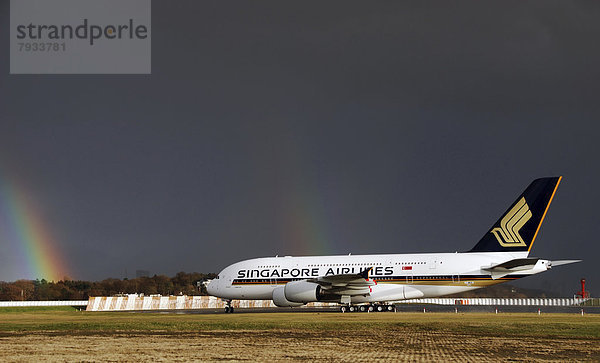 'Airbus A 380 auf dem Werksflugplatz Finkenwerder für ''Singapore Airlines'''