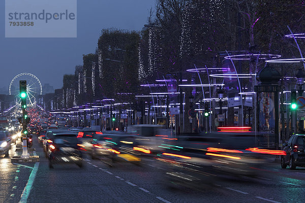 Avenue des Champs-Élysées  Lichtspuren von Autos  Weihnachtsbeleuchtung  Abendstimmung