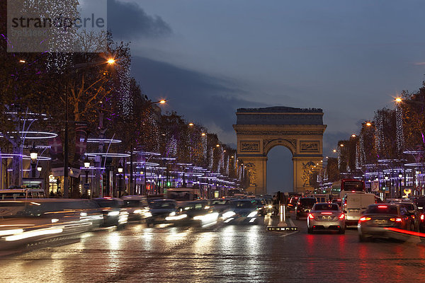 Avenue des Champs-Élysées mit Arc de Triomphe  Weihnachtsbeleuchtung  Abendstimmung