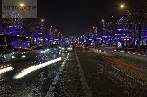 Avenue des Champs-Élysées mit Weihnachtsbeleuchtung  Nachtaufnahme