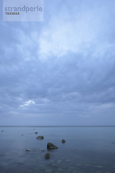 Stein Strand Meer blau Baltikum Stunde