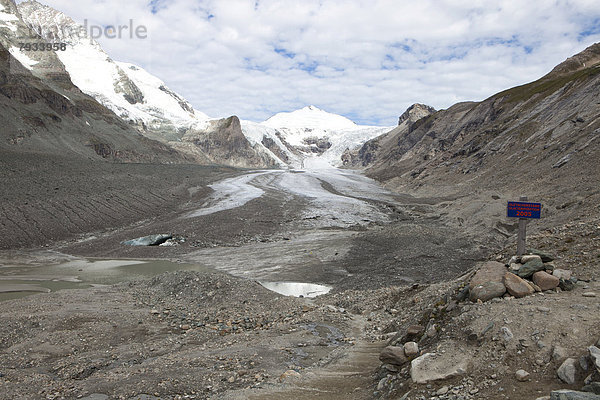 Gletscherschmelze am Pasterzengletscher  dahinter der Johannisberg
