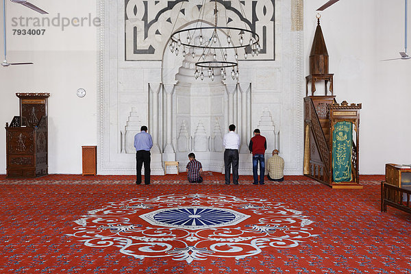 Betende Muslime im Gebetsraum der Isabey-Moschee
