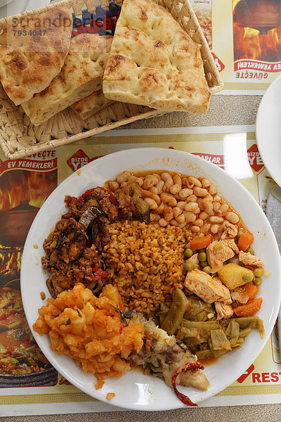 Gemischtes typisch türkisches Essen in einer Lokanta