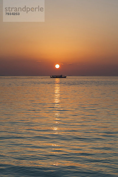 Sonnenuntergang mit einer Dohni  einem maledivischen Fischerboot