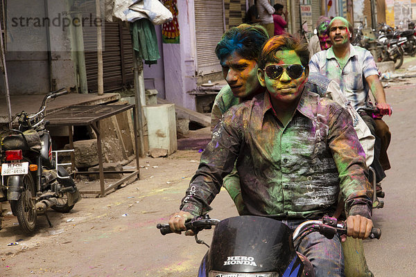 Holi Festival  Festival der Farben  indisches Frühlingsfest bei dem gefärbtes Wasser und Farbpulver auf alle Teilnehmer geworfen wird  Bundi  Rajstahan  Indien