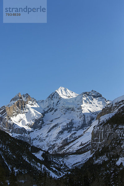 Blümlisalp-Gruppe  mit links dem Blüemlisalp-Rothorn  mittig dem Blümlisalphorn und rechts dem Oeschinenhorn  Winter  von Kandersteg gesehen