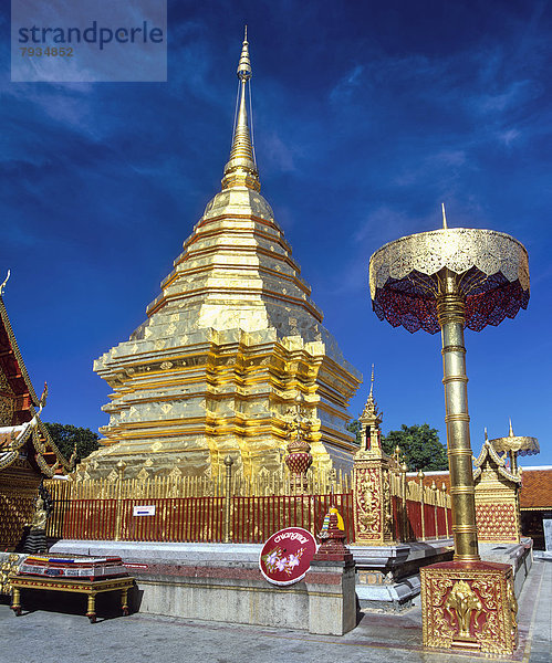 Wat Phra That Doi Suthep  Bergtempel  Goldener Chedi mit Zeremonien-Schirm