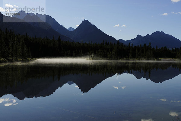 Ausläufer der Rocky Mountains spiegeln sich in einem See