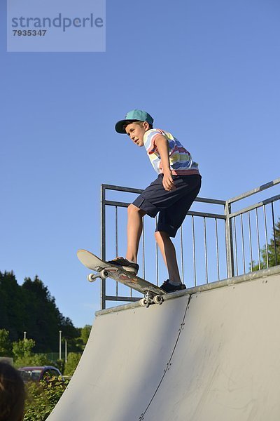 Junge mit Skateboard in einem Skatepark