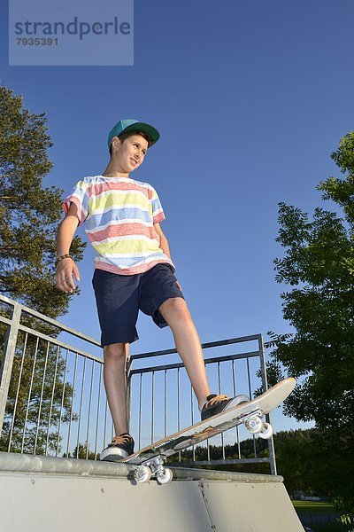 Junge mit Skateboard in einem Skatepark