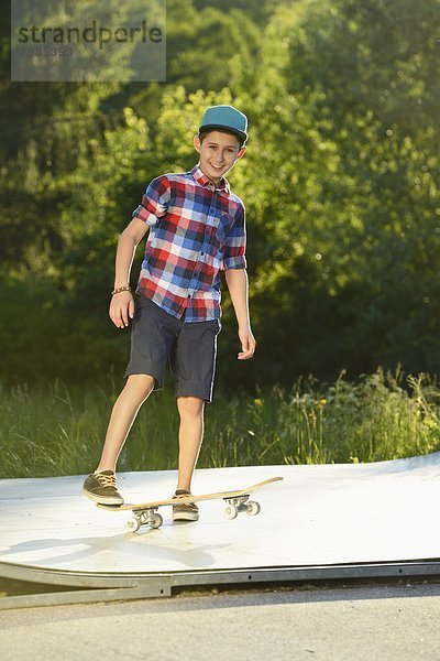 Junge mit Skateboard in einem Skatepark